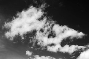 Siyah arkaplanda bulutlar