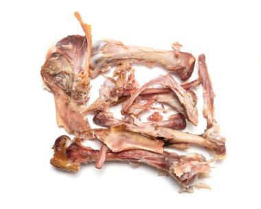 beyaz bir arka plan üzerinde yedikten sonra tavuk kemikleri