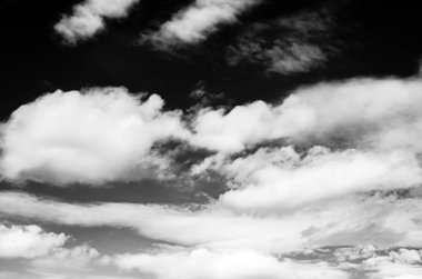 Siyah arkaplanda bulutlar