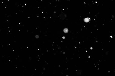 Kar fırtınası doku. Siyah arka plan, ışıkları bokeh vurdu kar taneleri havada uçan