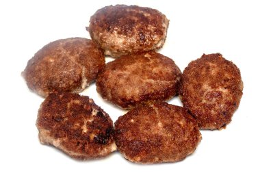 beyaz bir arka plan üzerinde kızarmış köfte