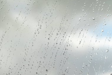 Cam gökyüzü arka plan üzerinde yağmur damlaları