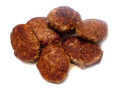 beyaz bir arka plan üzerinde kızarmış köfte