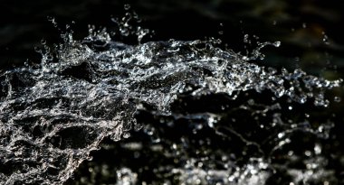 bir karanlık bokeh arka plan üstünde su damlaları