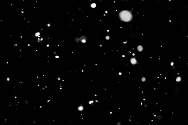 Kar fırtınası doku. Siyah arka plan, ışıkları bokeh vurdu kar taneleri havada uçan