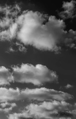 Siyah arkaplanda bulutlar