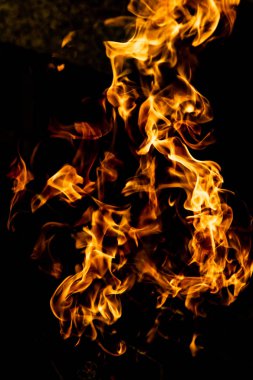 alevler siyah arkaplanda