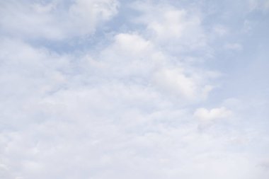 Beyaz bulutlu mavi gökyüzü, doğa arkaplan