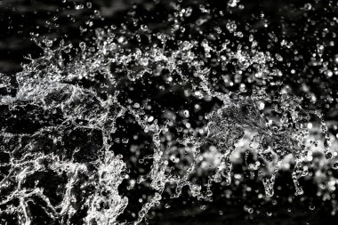 bir karanlık bokeh arka plan üstünde su damlaları