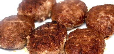 beyaz bir arka plan üzerinde kızarmış köfte