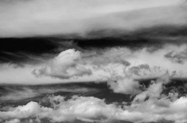 Siyah arkaplanda bulutlar