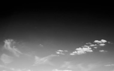 Beyaz bulutların üzerinde karanlık bir gökyüzü, tek renkli