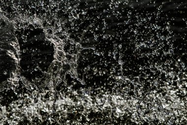 bir karanlık bokeh arka plan üstünde su damlaları