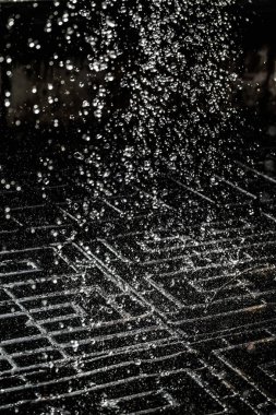 İçinde karanlık bir uçuş, ufuk bokeh su damlaları ile su sıçrama.