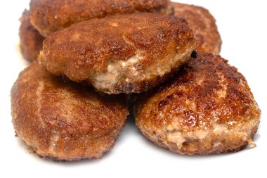 beyaz bir arka plan üzerinde kızarmış köfte