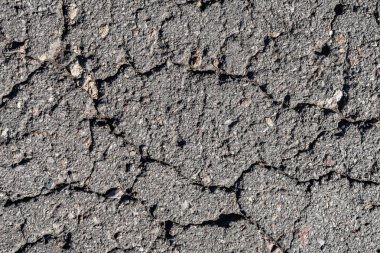 Eski asfalt arka plan ile bir çatlamak