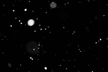 Kar fırtınası doku. Siyah arka plan, ışıkları bokeh vurdu kar taneleri havada uçan