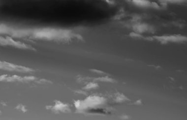 Siyah arkaplanda bulutlar