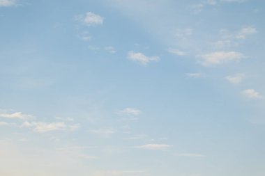mavi gökyüzünde bulutlar ile doğal görünümü