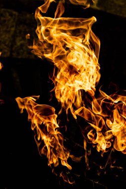 alevler siyah arkaplanda