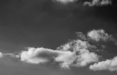 Siyah arkaplanda bulutlar