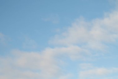 mavi gökyüzünde bulutlar ile doğal görünümü