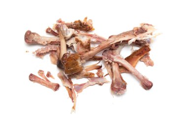 beyaz bir arka plan üzerinde yedikten sonra tavuk kemikleri