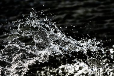 bir karanlık bokeh arka plan üstünde su damlaları