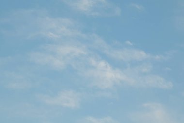 Beyaz bulutlu mavi gökyüzü, doğa arkaplan