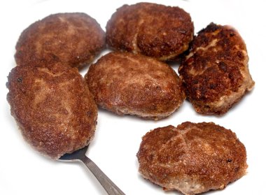 beyaz bir arka plan üzerinde kızarmış köfte