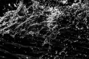 bir karanlık bokeh arka plan üstünde su damlaları