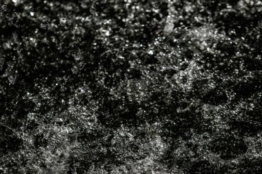 bir karanlık bokeh arka plan üstünde su damlaları