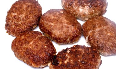 beyaz bir arka plan üzerinde kızarmış köfte