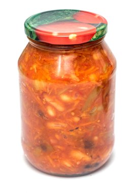 beyaz zemin üzerinde bir cam kavanoza sebze lecho