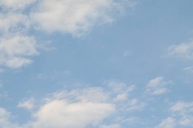 mavi gökyüzünde bulutlar ile doğal görünümü