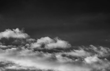 Siyah arkaplanda bulutlar