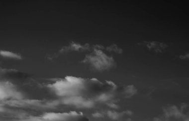 Siyah arkaplanda bulutlar