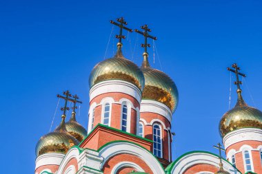 kubbe ile kesiştiği Hıristiyan Tapınağı öğleden sonra gökyüzü