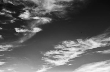 Siyah arkaplanda bulutlar