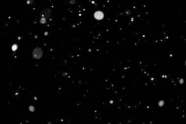 Kar fırtınası doku. Siyah arka plan, ışıkları bokeh vurdu kar taneleri havada uçan