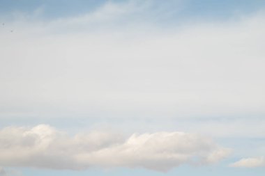 mavi gökyüzünde bulutlar ile doğal görünümü