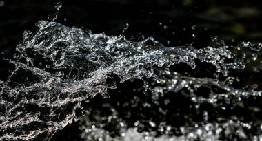 bir karanlık bokeh arka plan üstünde su damlaları