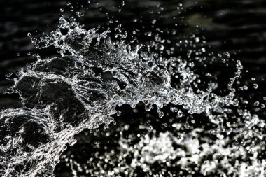 bir karanlık bokeh arka plan üstünde su damlaları