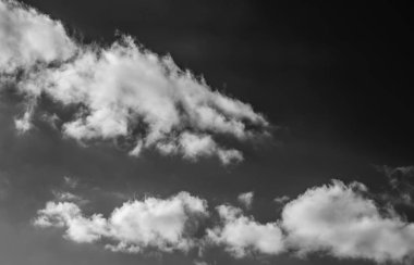 Siyah arkaplanda bulutlar