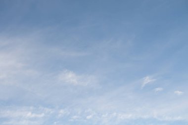 Beyaz bulutlu mavi gökyüzü, doğa arkaplan