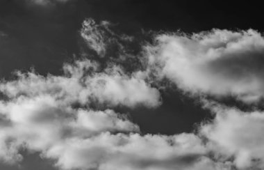 Siyah arkaplanda bulutlar