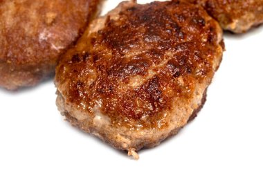 beyaz bir arka plan üzerinde kızarmış köfte