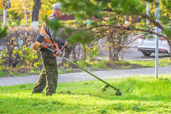 Mowing Green Grass Lawn — Stock Photo, Image
