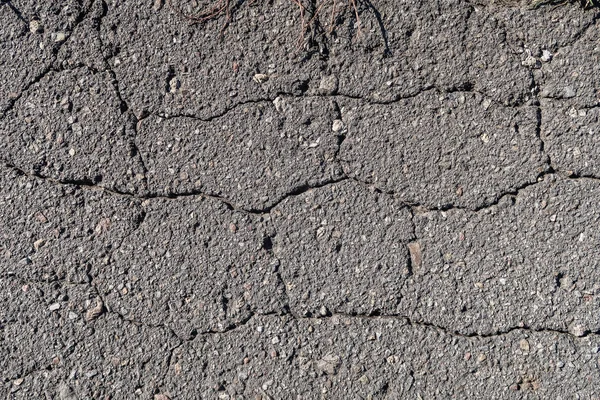 Eski asfalt arka plan ile bir çatlamak