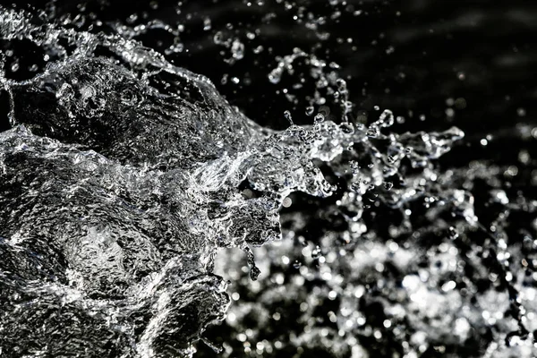 Gocce Acqua Nell Aria Uno Sfondo Scuro Bokeh — Foto Stock